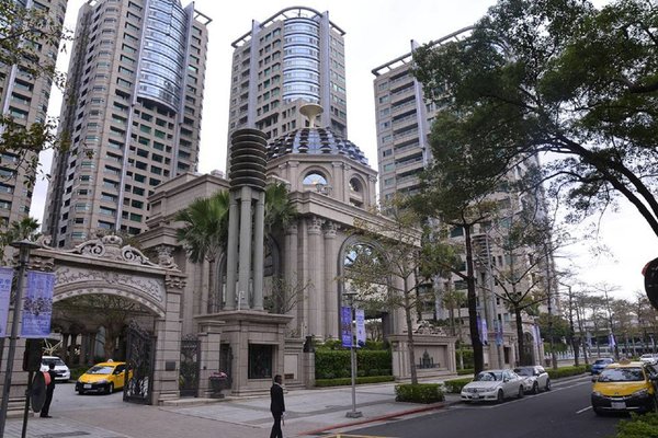 堂哥是億萬富豪！提出「把兒子過繼給我」他忍淚答應　卑微喊「不想有階級複製」網安慰：對孩子是好事