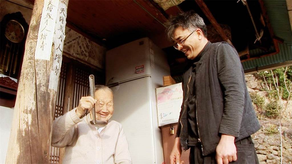 為他煮湯祛寒！名廚「認九旬老人當義母」特製養生料理奉養　「不藥不醫活到95歲」滿山野草都入菜