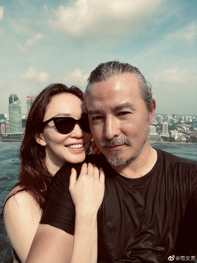 嫁給了愛情！范文芳「水中激吻影帝尪」兒子偷吃醋　鴛鴦戲水洩漏「50歲火辣身材」網羨：神仙眷侶