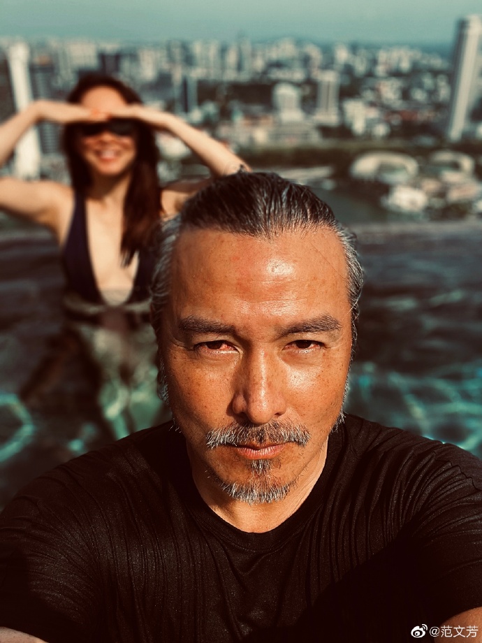 嫁給了愛情！范文芳「水中激吻影帝尪」兒子偷吃醋　鴛鴦戲水洩漏「50歲火辣身材」網羨：神仙眷侶