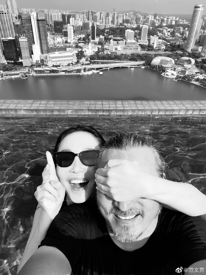 嫁給了愛情！范文芳「水中激吻影帝尪」兒子偷吃醋　鴛鴦戲水洩漏「50歲火辣身材」網羨：神仙眷侶