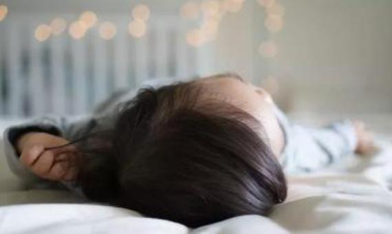 6歲女兒睡覺常縮成一團！媽媽沾沾自喜「覺得可愛」發朋友圈炫耀　奶奶急説：出問題了
