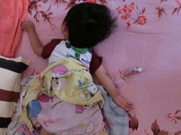 6歲女兒睡覺常縮成一團！媽媽沾沾自喜「覺得可愛」發朋友圈炫耀　奶奶急説：出問題了