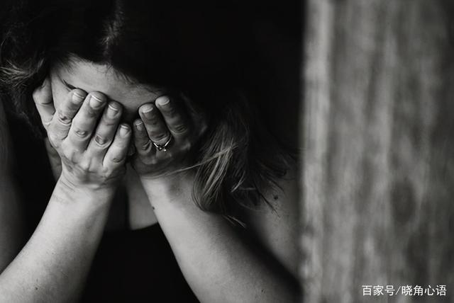 70歲爸爸重病離開！媽媽神情不哀傷「照常去公園跳舞」　女兒責問「母傾訴多年真相」痛哭：我自由了