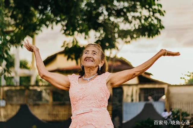 70歲爸爸重病離開！媽媽神情不哀傷「照常去公園跳舞」　女兒責問「母傾訴多年真相」痛哭：我自由了