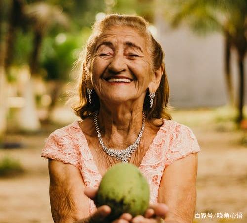 70歲爸爸重病離開！媽媽神情不哀傷「照常去公園跳舞」　女兒責問「母傾訴多年真相」痛哭：我自由了