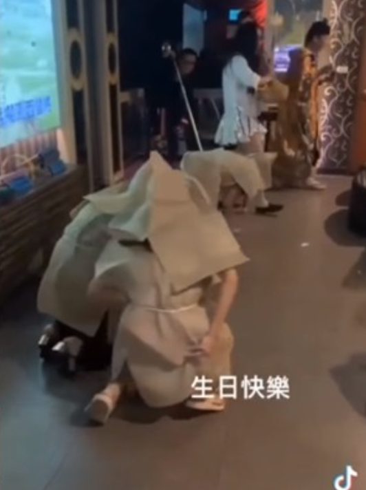 慶生卻撒冥紙！鬧著玩「穿麻衣跪地上爬」無聊當有趣　他揭下場「7天後就走了」：後悔也沒用