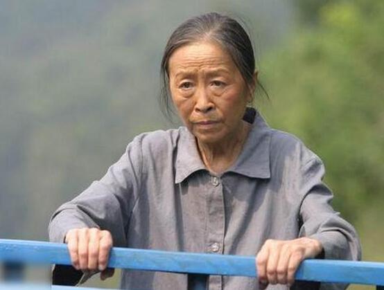 一路好走！「慈祥媽媽專業戶」病痛纏身10年不幸逝去享年75歲　住院仍賣力上工「和老伴窩12坪房」晚景令人唏噓