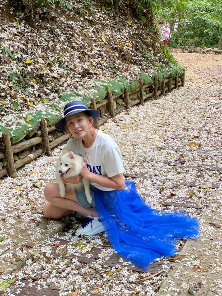 送走媽媽痛不欲生！周丹薇為顧癌母「天天花2小時擦澡」不喊累　「母91歲仙逝」她現狀曝光感動全網