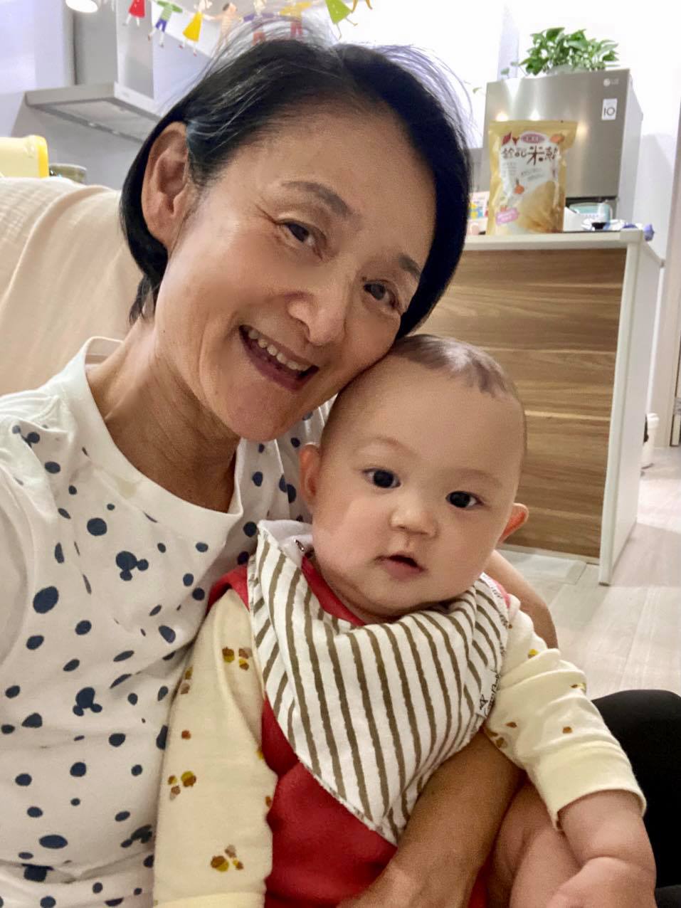 媽媽生前超豁達！譚艾珍全家「把媽媽海葬」心情像送她去郊遊　受母影響「提早10年寫遺書」揪愛女預立身後事