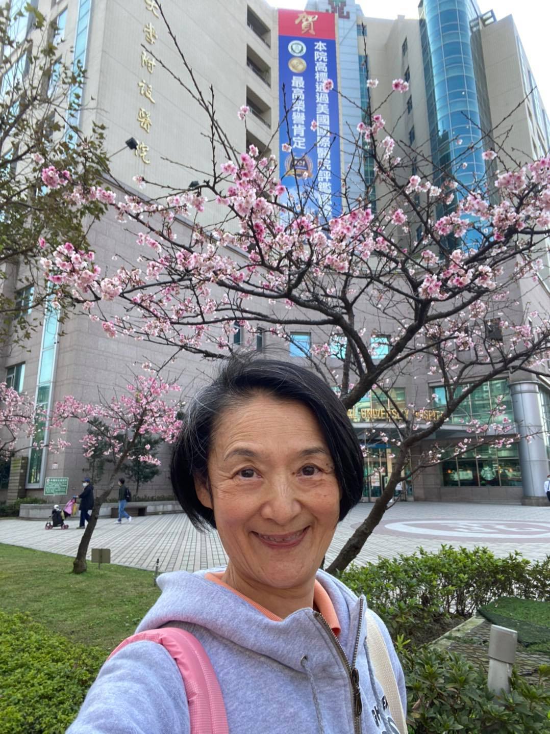 媽媽生前超豁達！譚艾珍全家「把媽媽海葬」心情像送她去郊遊　受母影響「提早10年寫遺書」揪愛女預立身後事