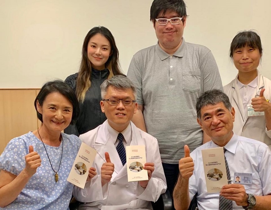 媽媽生前超豁達！譚艾珍全家「把媽媽海葬」心情像送她去郊遊　受母影響「提早10年寫遺書」揪愛女預立身後事