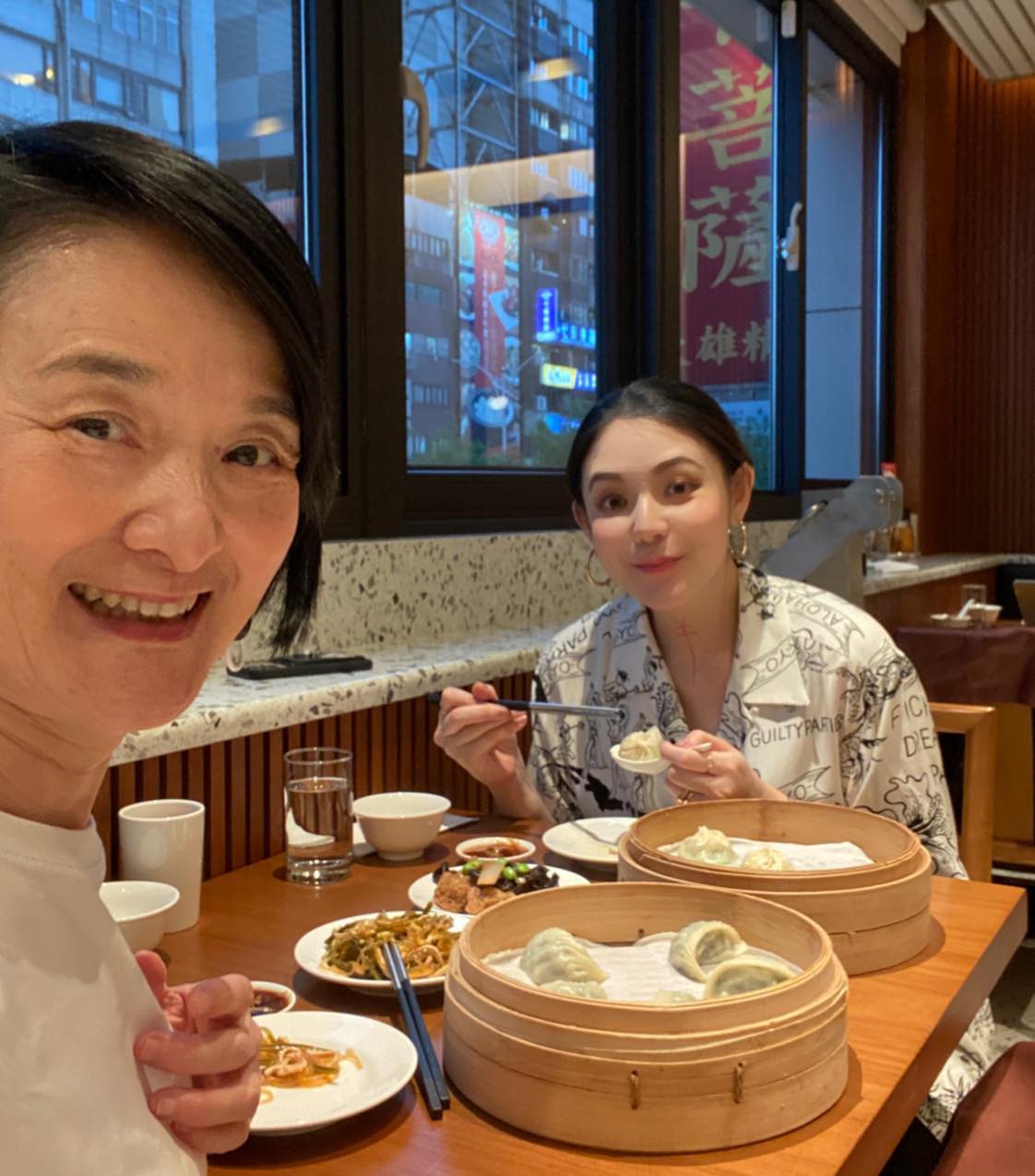 媽媽生前超豁達！譚艾珍全家「把媽媽海葬」心情像送她去郊遊　受母影響「提早10年寫遺書」揪愛女預立身後事