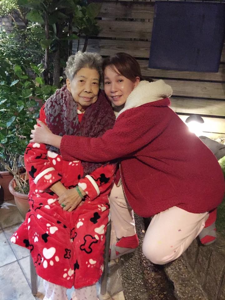 送走媽媽痛不欲生！周丹薇為顧癌母「天天花2小時擦澡」不喊累　「母91歲仙逝」她現狀曝光感動全網