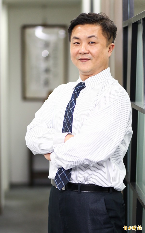 結婚划算嗎？老教授「求婚小學畢業保母」被拒怒：別不知好歹　阿姨「一番話點醒眾人」名律師大讚
