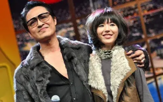 24歲嫁一個可以當爹的男星！恩愛10年「為其生下2子」　今38歲獨自「帶孩子拼事業」身材超辣