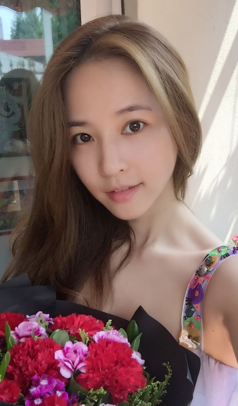 24歲嫁一個可以當爹的男星！恩愛10年「為其生下2子」　今38歲獨自「帶孩子拼事業」身材超辣