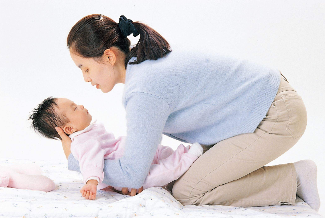 哄不了孩子入睡！女強人辦法用盡「孩子哭更猛」　調看「保姆哄孩子畫面」自責淚奔：我不是好媽媽