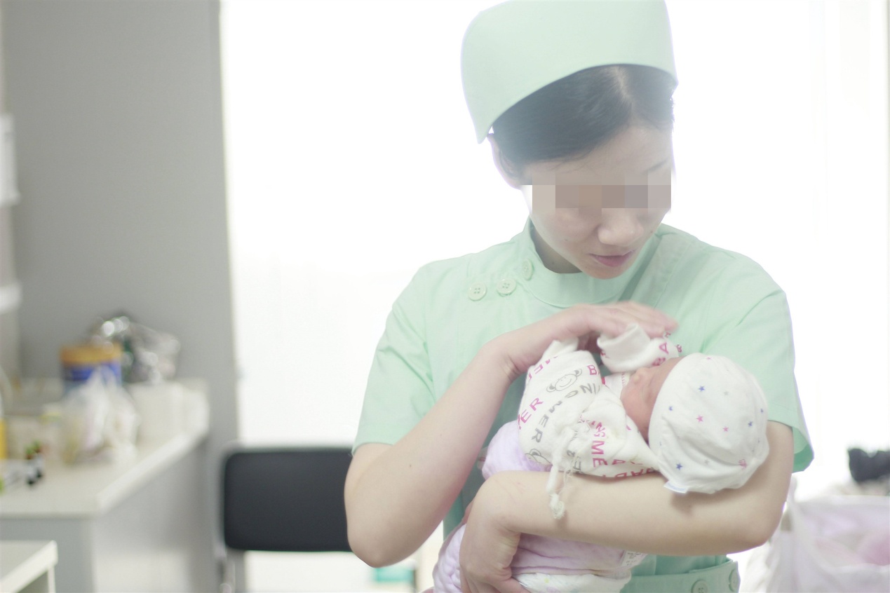哄不了孩子入睡！女強人辦法用盡「孩子哭更猛」　調看「保姆哄孩子畫面」自責淚奔：我不是好媽媽