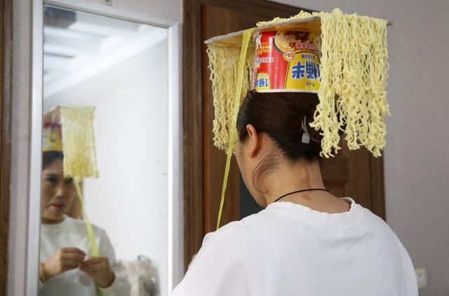 用泡麵做王冠！大姐自製龍袍「模仿武則天」　穿上身後「50萬粉絲圍觀」23家公司求籤約