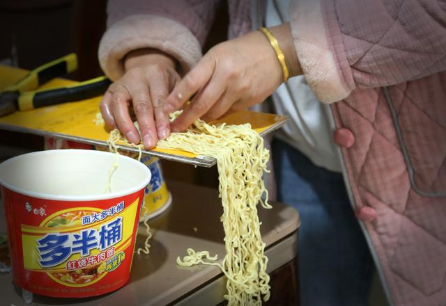 用泡麵做王冠！大姐自製龍袍「模仿武則天」　穿上身後「50萬粉絲圍觀」23家公司求籤約