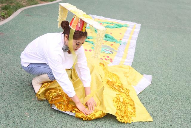 用泡麵做王冠！大姐自製龍袍「模仿武則天」　穿上身後「50萬粉絲圍觀」23家公司求籤約