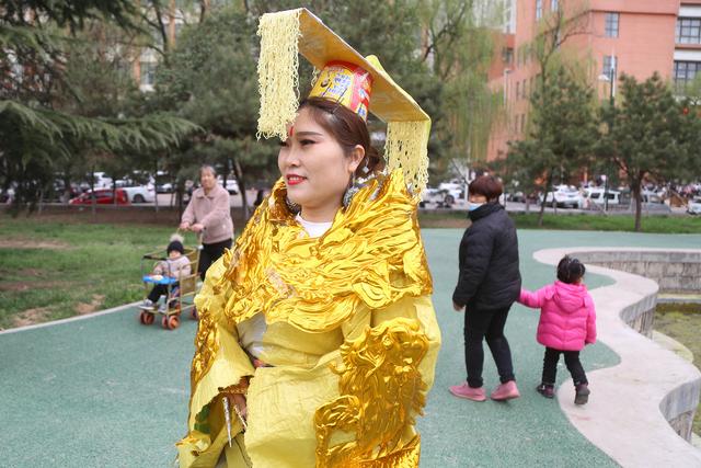 用泡麵做王冠！大姐自製龍袍「模仿武則天」　穿上身後「50萬粉絲圍觀」23家公司求籤約