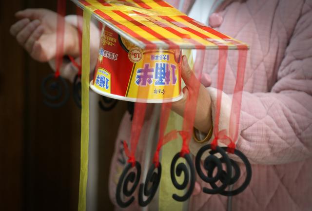 用泡麵做王冠！大姐自製龍袍「模仿武則天」　穿上身後「50萬粉絲圍觀」23家公司求籤約