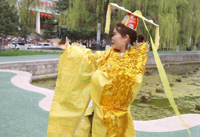 用泡麵做王冠！大姐自製龍袍「模仿武則天」　穿上身後「50萬粉絲圍觀」23家公司求籤約