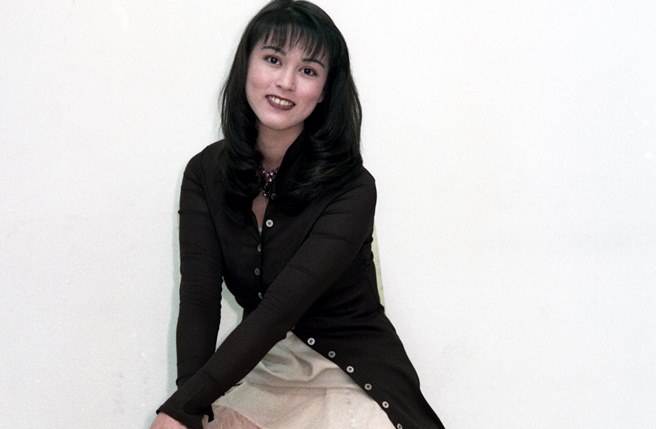 不想讓母親擔心！53歲女星為養家「拿信用卡借現金」滾出巨債　卸下光環「直播中賣力叫貨」重新再出發