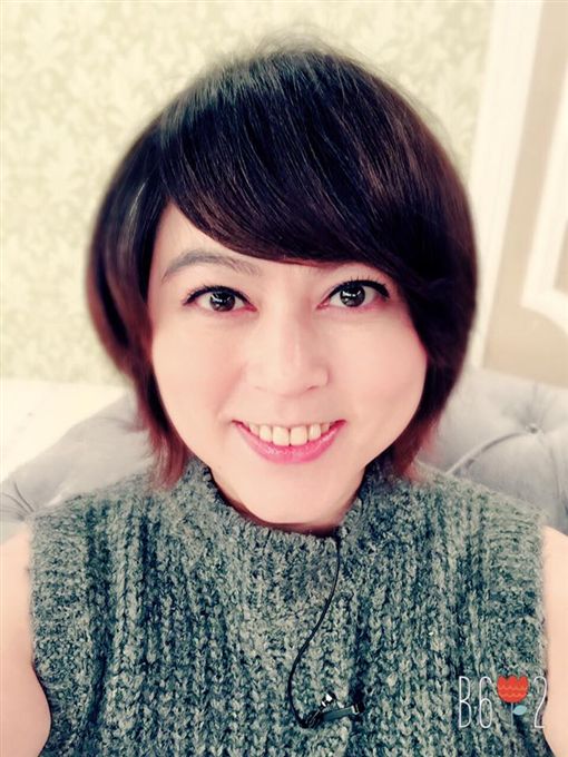 不想讓母親擔心！53歲女星為養家「拿信用卡借現金」滾出巨債　卸下光環「直播中賣力叫貨」重新再出發