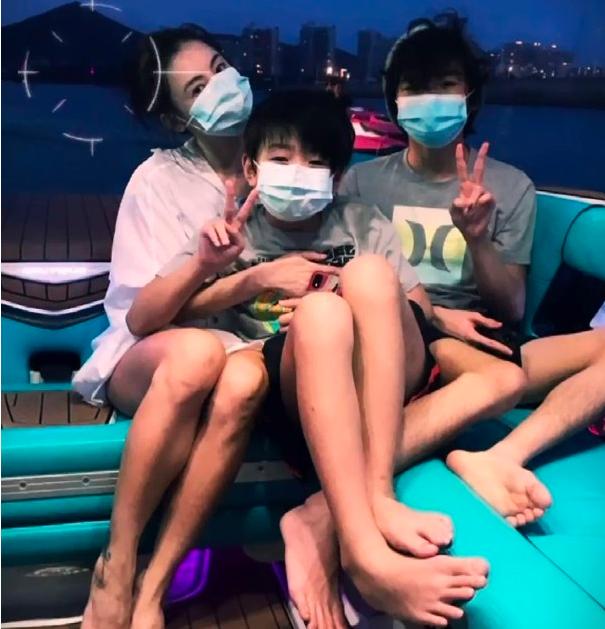 兒子13歲了！張柏芝罕曬「大兒子長相帥氣」揪2子出海度假　「母子三人相依」畫面充滿溫馨