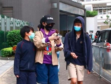 兒子13歲了！張柏芝罕曬「大兒子長相帥氣」揪2子出海度假　「母子三人相依」畫面充滿溫馨