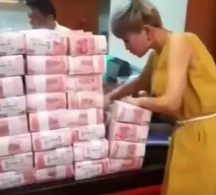 被瞧不起！女子銀行取款500「遭櫃員冷眼」：小錢請去ATM　下一秒放狠話「取200萬」行長都慌了