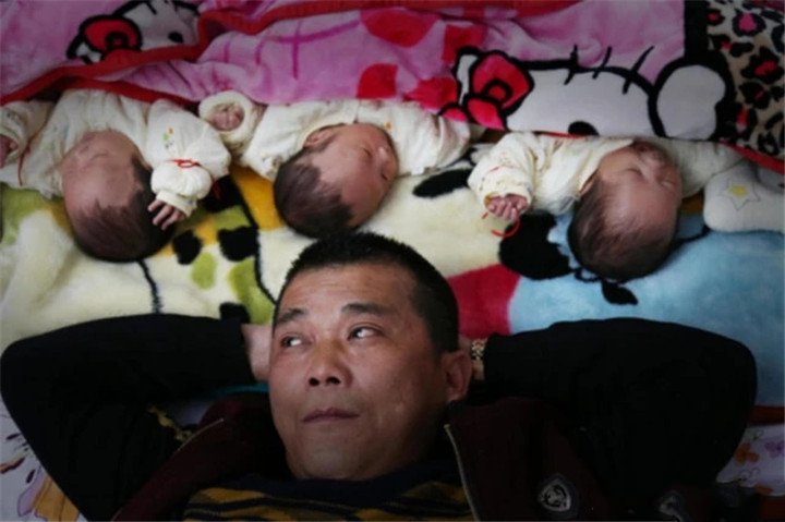 月收入僅1萬3！人妻「生雙胞胎後又生三胞胎」　一家7口「困難放大5倍」網看傻：苦了孩子