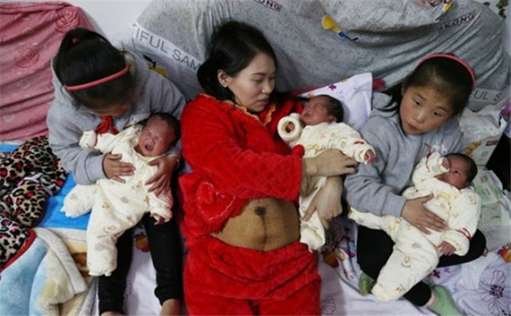月收入僅1萬3！人妻「生雙胞胎後又生三胞胎」　一家7口「困難放大5倍」網看傻：苦了孩子