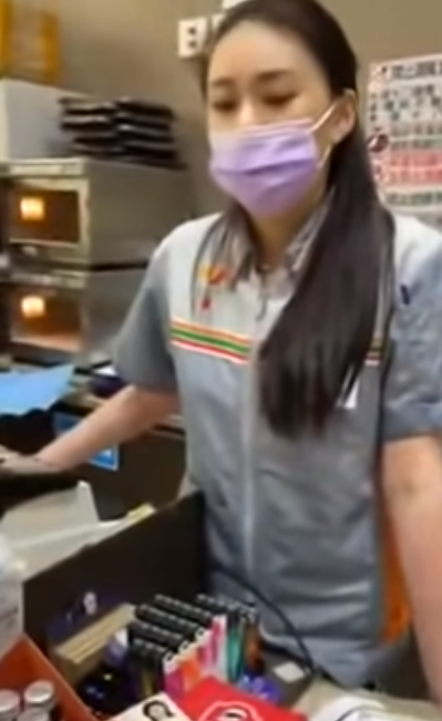 超商沒打折！女董事長「伸手扯店員名牌」：最愛打官司　大吼「我全身愛馬仕耶」身分被搜出龜縮了