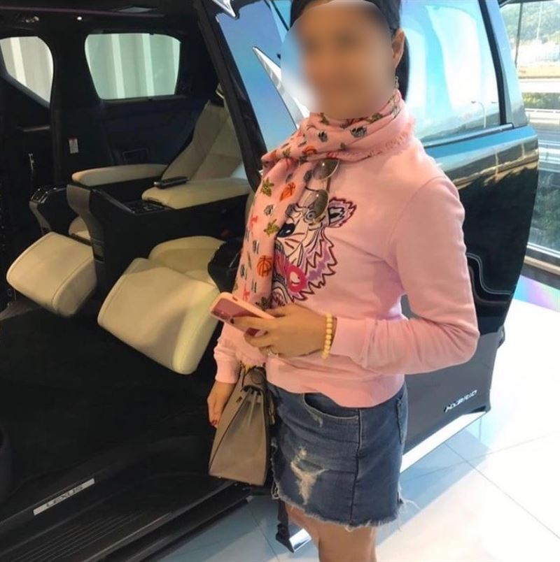 扯掉店員名牌！愛馬仕女董「媽媽代替道歉」求平息風波　哽咽喊「女兒本性善良」：壓力太大才這樣