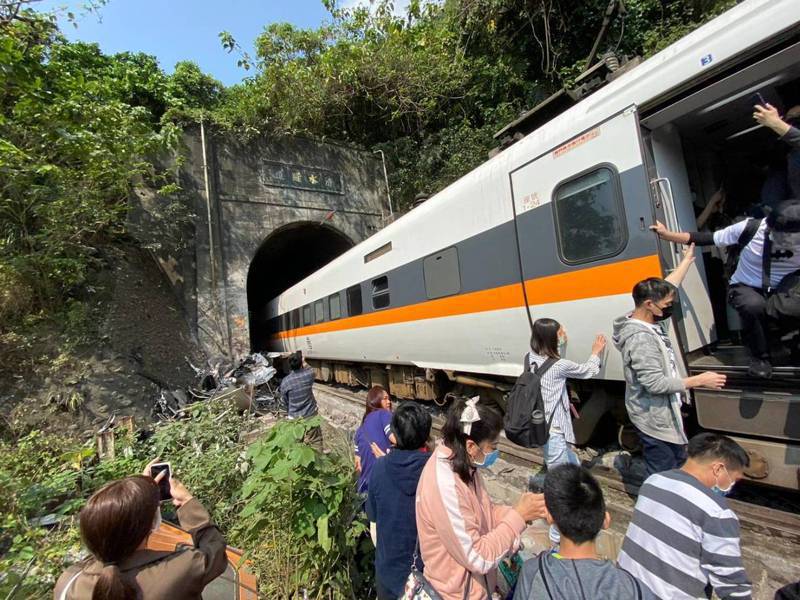 快訊／太魯閣號出軌！車廂傾斜翻覆「多人無生命跡象」　倖存乘客還原過程「爬窗逃生」：很多人在裡面