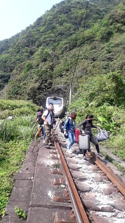 快訊／太魯閣號出軌！車廂傾斜翻覆「多人無生命跡象」　倖存乘客還原過程「爬窗逃生」：很多人在裡面