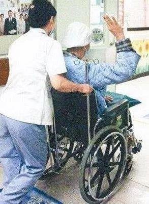 因飲酒過量「險變植物人」！  2婚娶賭王孫女被嘲「軟飯男」25年　58歲又背妻買酒不忌口