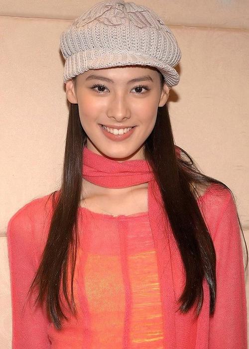 淪為平民？32歲梁洛施「穿廉價衣物」被網友說生活凄慘 　兩年生仨娃「卻無法嫁入豪門」