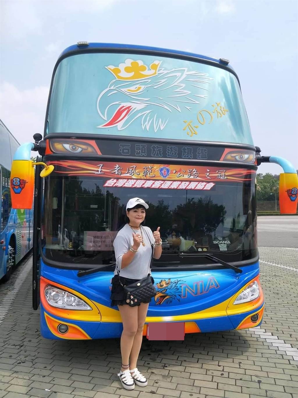 褪下光環活得更自在！65歲易淑寬「遊覽車上叫賣」被酸：不紅了才來　「用機智巧妙化解」獲得全車讚賞