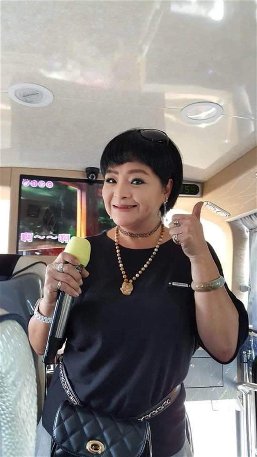 褪下光環活得更自在！65歲易淑寬「遊覽車上叫賣」被酸：不紅了才來　「用機智巧妙化解」獲得全車讚賞