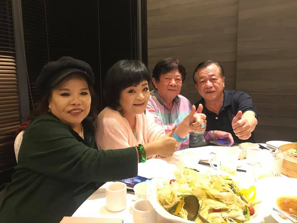 褪下光環活得更自在！65歲易淑寬「遊覽車上叫賣」被酸：不紅了才來　「用機智巧妙化解」獲得全車讚賞