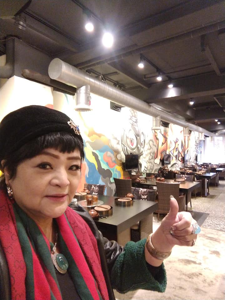 褪下光環活得更自在！65歲易淑寬「遊覽車上叫賣」被酸：不紅了才來　「用機智巧妙化解」獲得全車讚賞