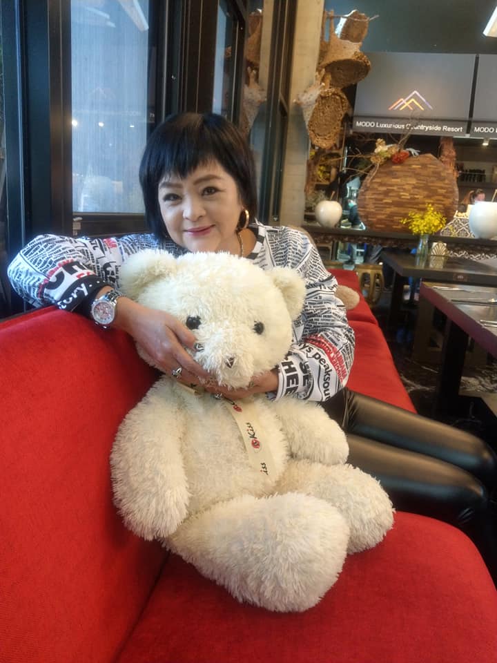 褪下光環活得更自在！65歲易淑寬「遊覽車上叫賣」被酸：不紅了才來　「用機智巧妙化解」獲得全車讚賞