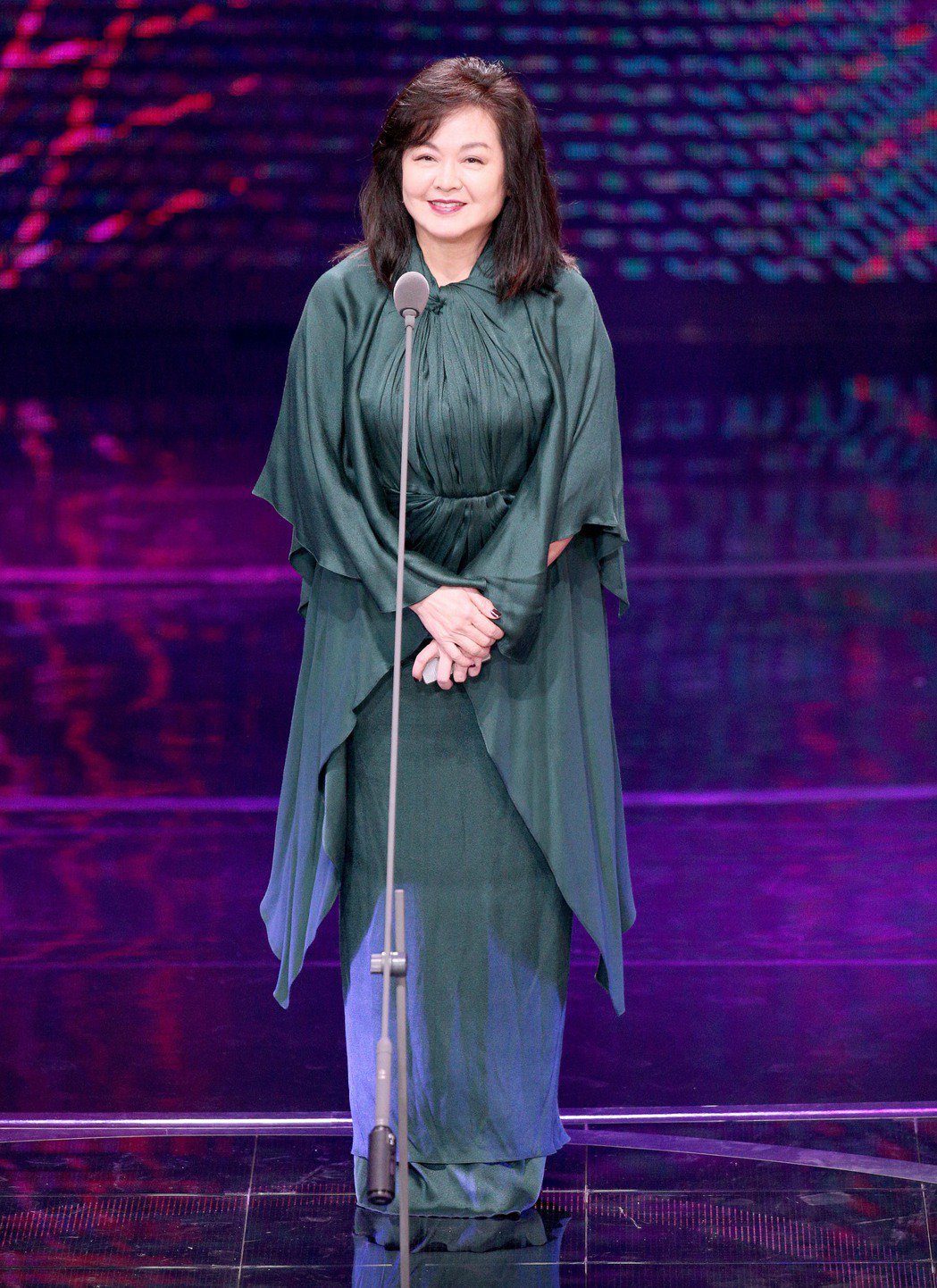 一代妖姬優雅過晚年！她69歲受洗「穿素衣氣質亮相」曝淵源　坦承斷了回歸念「享受當平凡人」