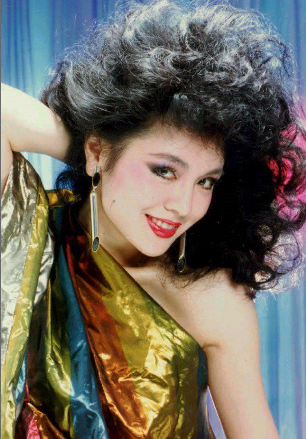 一代妖姬優雅過晚年！她69歲受洗「穿素衣氣質亮相」曝淵源　坦承斷了回歸念「享受當平凡人」