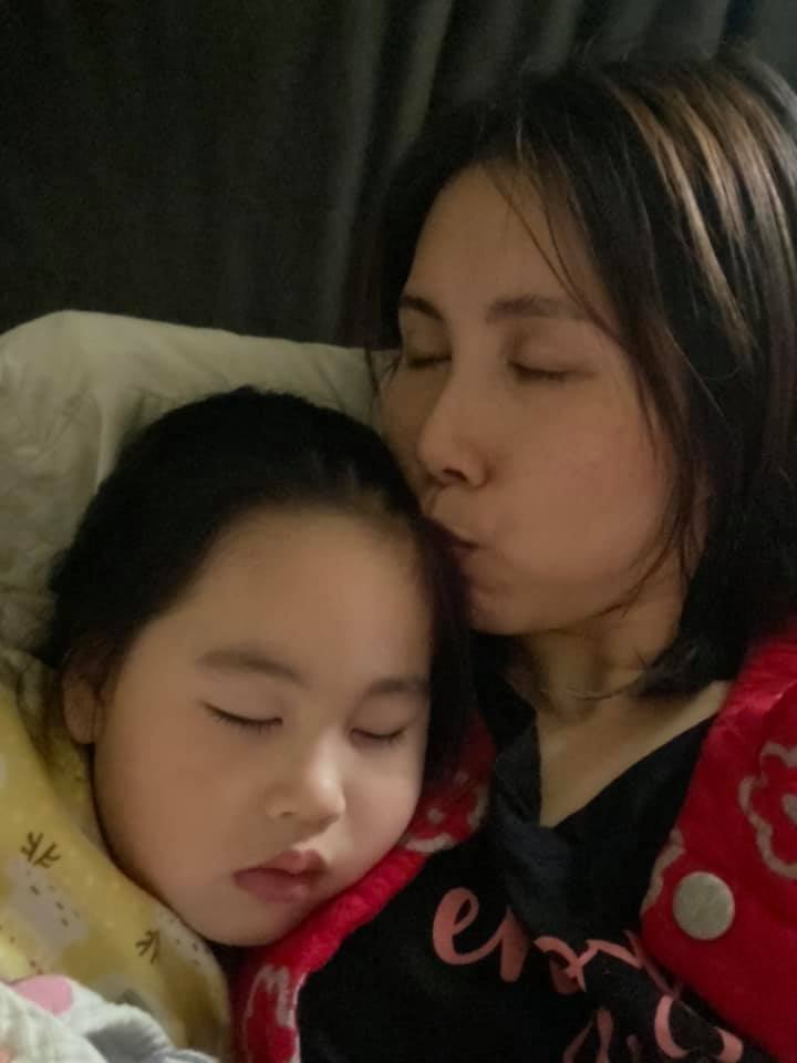 不捨尪獨撐家計！余苑綺「忍化療不適在家上工」堅強喊話惹淚　抗病6年「正向變化超勵志」感動無數病友